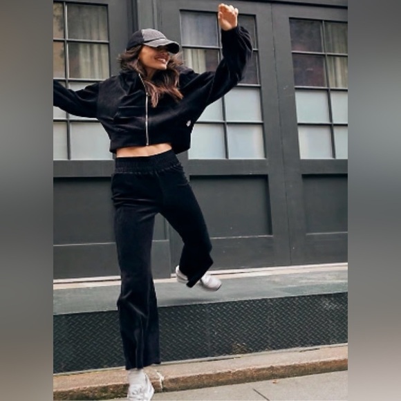 Free People Movement Take the Lead Velour Velvet Flare Pants Size XS Black NWT - Picture 1 of 10